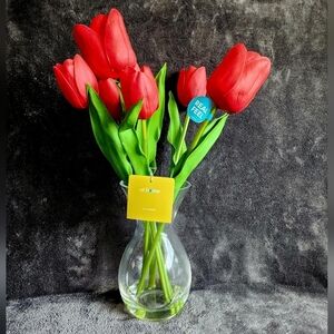 NWT spring summer Red Real Feel Tulip Arrangement in Glass Pot/ vase, home decor